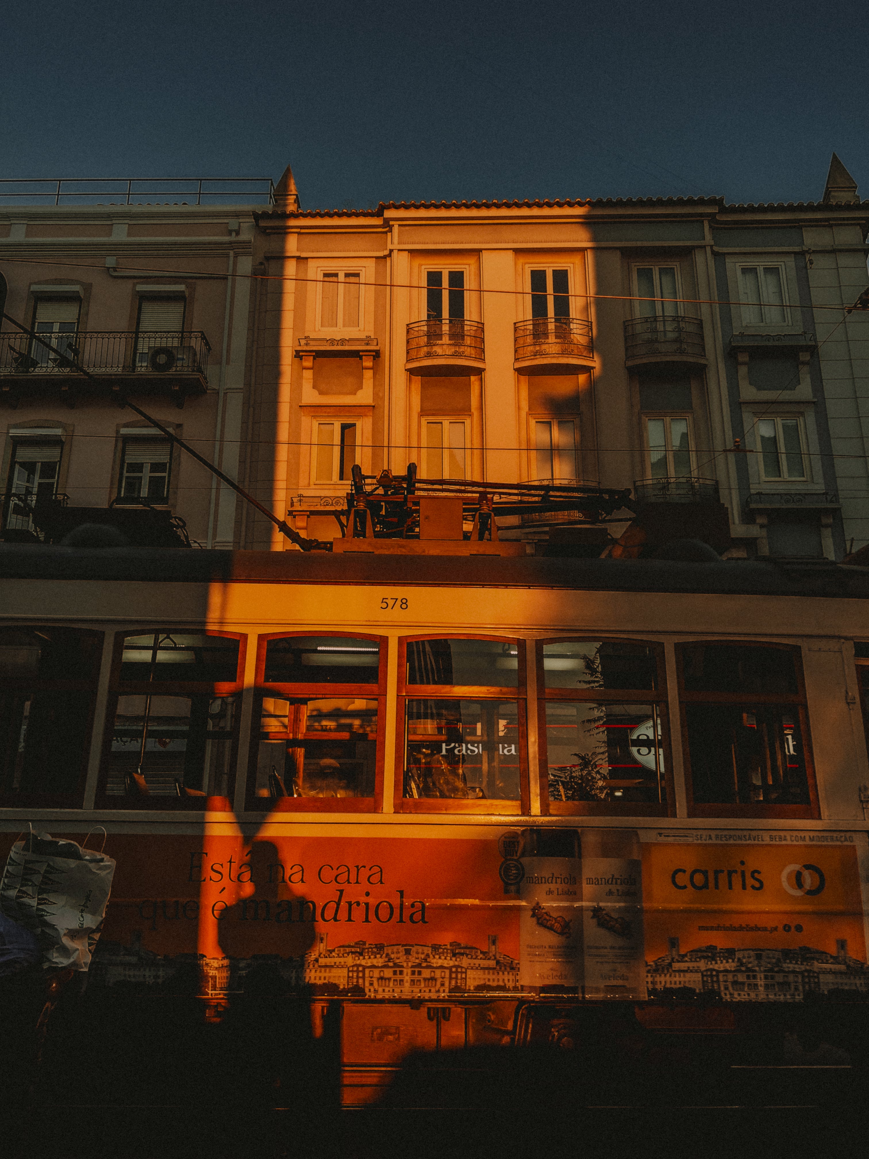 Tram 578, mandriola ad, Carris branding, golden light and silhouettes — Rua da Graça, Lisbon