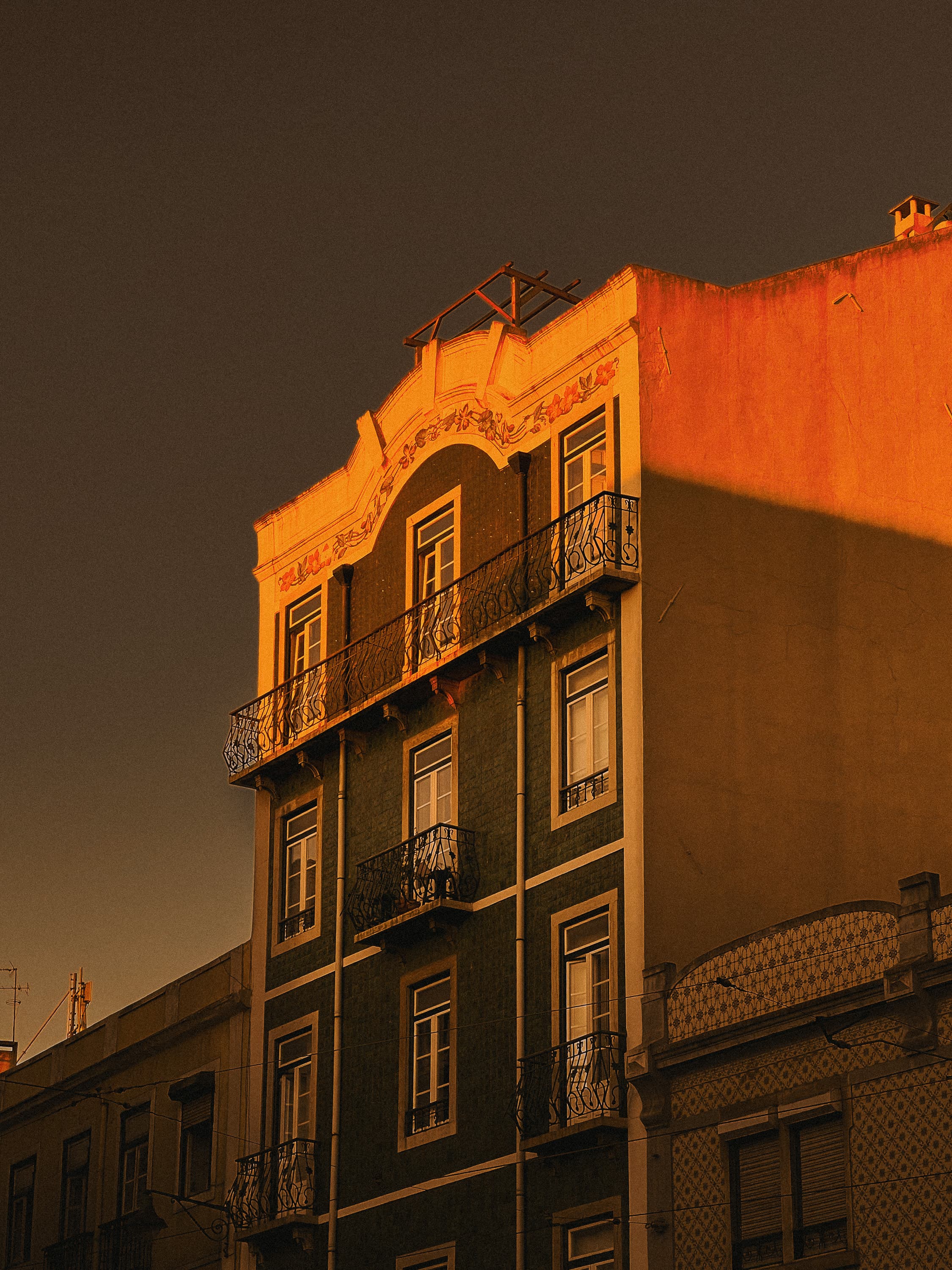 Graça #02 — Azulejo, A-Luz-Ejo · Lisbon Street Photography Print